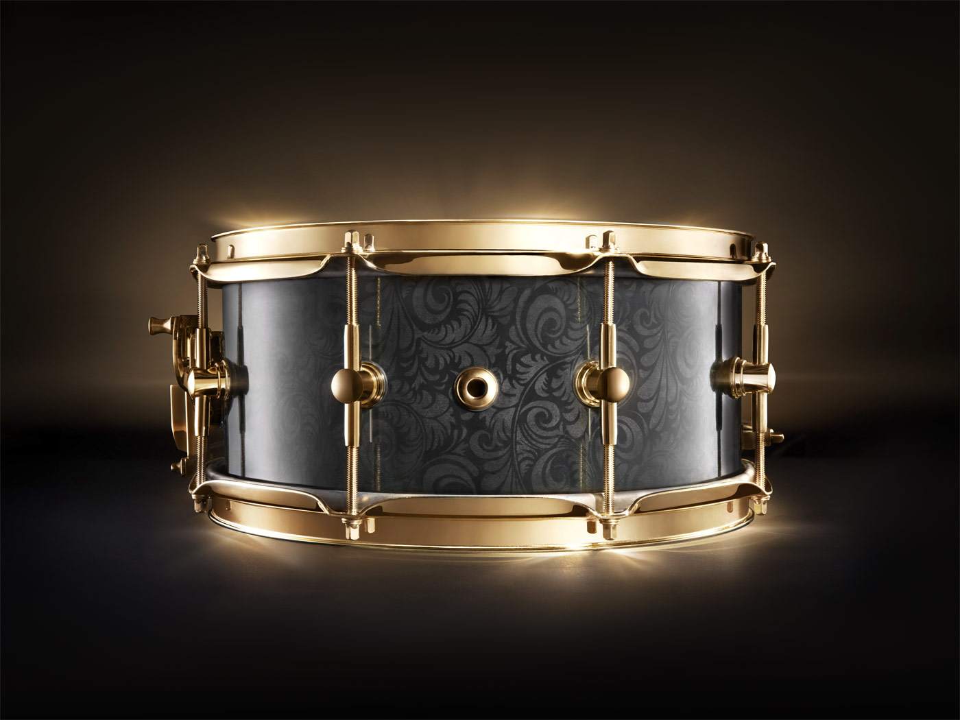 produkt-fotografie von musikinstrumenten wie einer snaredrum und aufwändige bildretusche